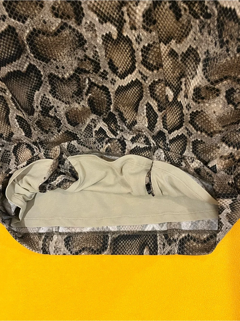 Michael Kors snakeskin-print pencil midi skirt. Decorative zipper pockets. 6